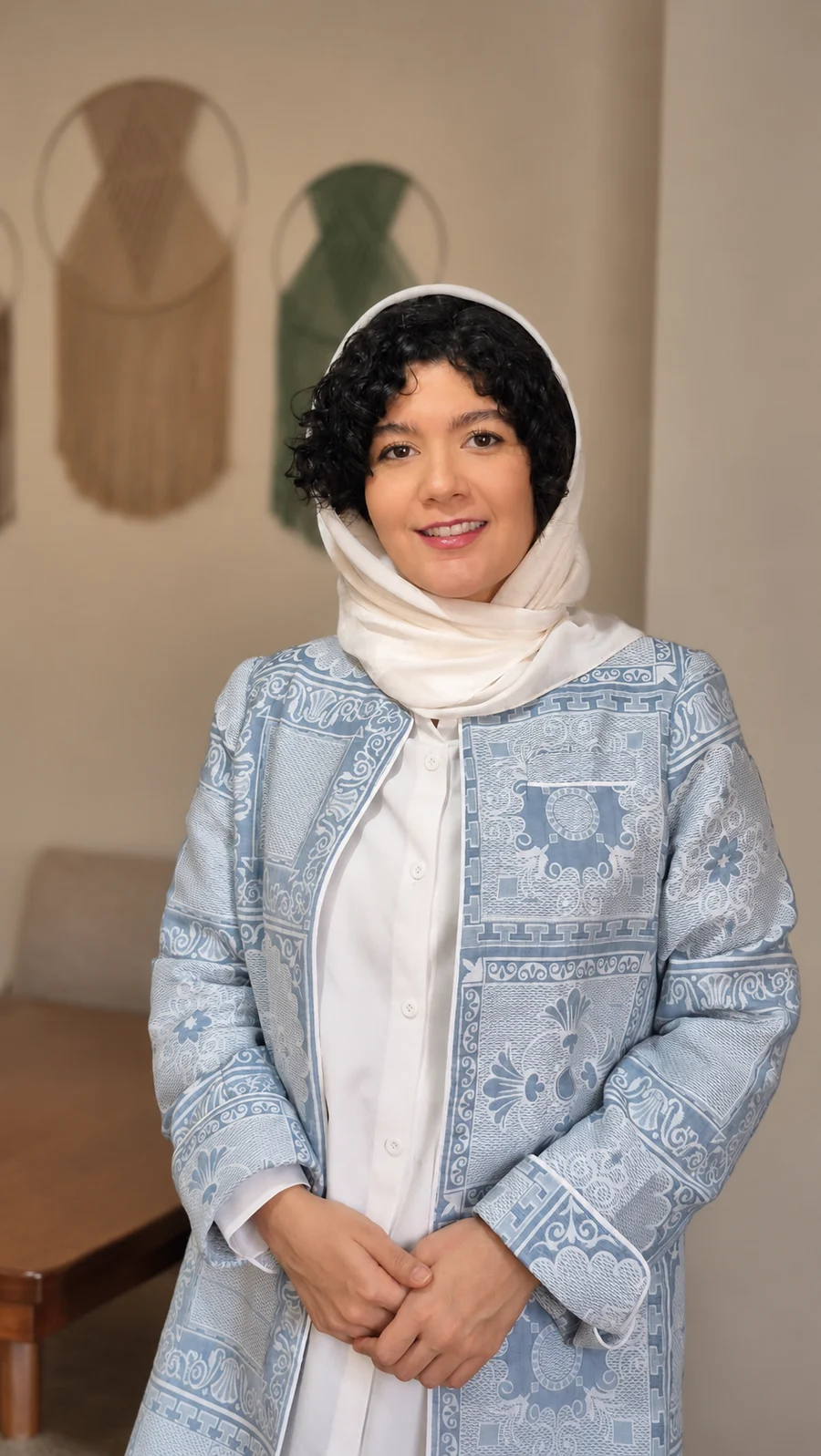 فاطمه کنعانی با شال سفید و لباس آبی